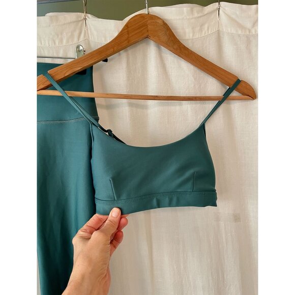 Alo Yoga Airlift Intrigue Bra in Green Winter Ivy S - Picture 6 of 8